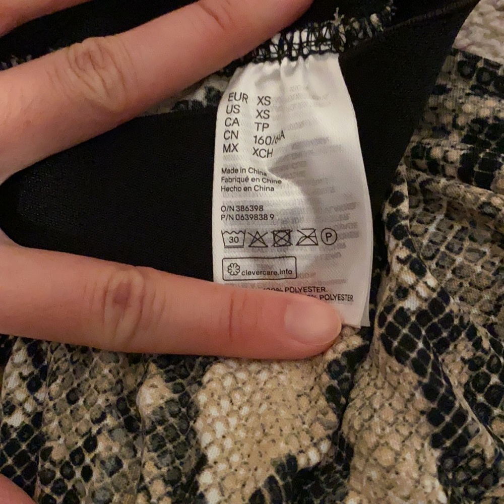 Brand new with tag - H&M pleated midi skirt in xs - Picture 7 of 7